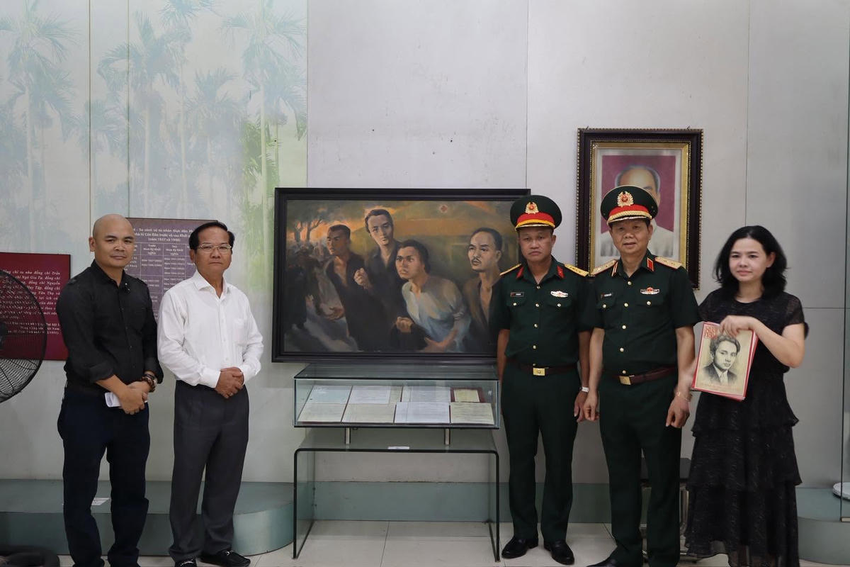 Ông Hà Huy Thanh (ngoài cùng, bên trái), người nhà của cố Tổng Bí thư Hà Huy Tập cùng đại biểu dâng hương tưởng niệm các anh hùng liệt sĩ tại Khu tưởng niệm liệt sĩ Ngã Ba Giồng vào chiều 25/8. Ảnh: TL