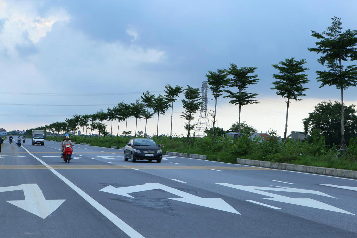 Sau hơn 1 năm được trồng, đến thời điểm hiện tại, hệ thống cây xanh trên tuyến đường đã trở nên xanh tốt, đẹp mắt. Ảnh: Duy Hưng.
