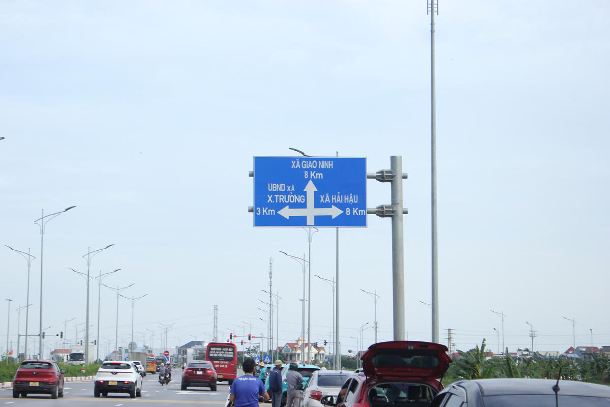 Từ cầu Lạc Quần có 3 hướng để di chuyển về 3 địa bàn khác nhau của tỉnh Ninh Bình. Ảnh: Duy Hưng.