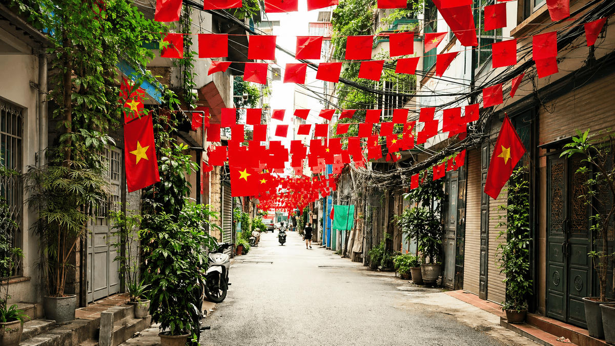 Các ngõ phố trên địa bàn Phường Đại Mỗ rực rỡ cờ hoa chào mừng Quốc khánh 2/9. Ảnh PV
