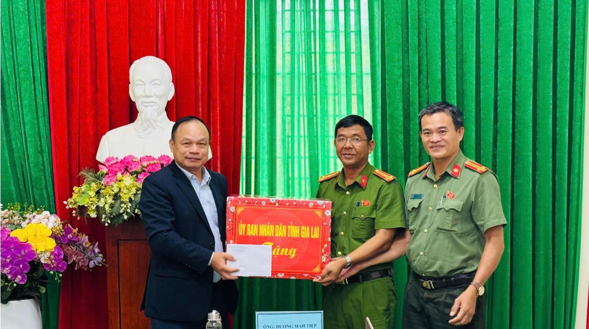 Phó Chủ tịch UBND tỉnh Dương Mah Tiệp đến thăm, tặng quà, động viên cán bộ, chiến sĩ Công an xã Ia Hrung. Ảnh: PV.