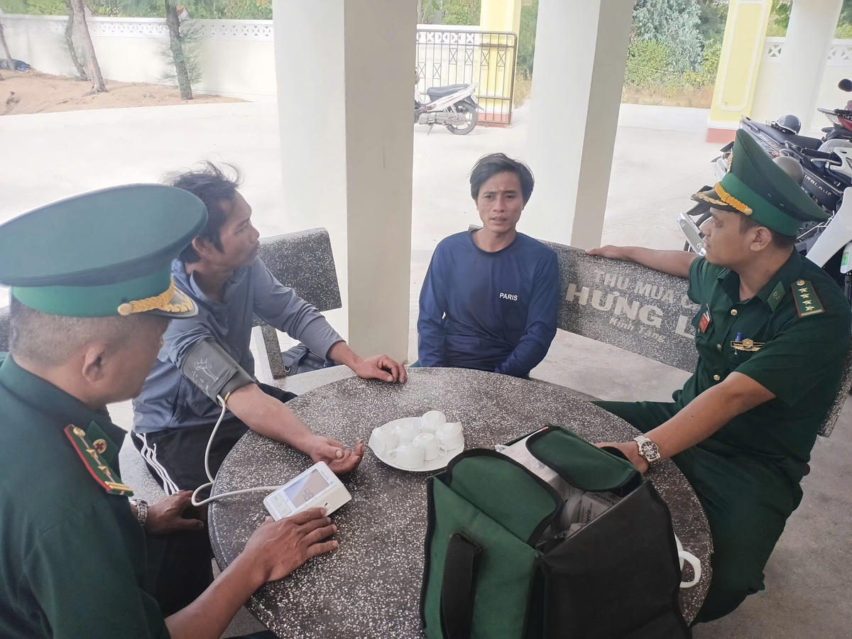 Đại diện Chỉ huy Đồn Biên phòng Hòa Hiệp Nam gặp gỡ thăm hỏi 2 ngư dân bị gặp nạn. Ảnh:BP.