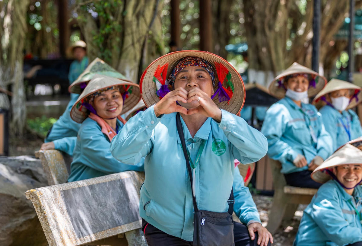 Bằng tình yêu quê hương, mỗi người lái đò ở Tràng An đang thực sự trở thành một 'đại sứ' của vùng di sản. Ảnh: Di sản Tràng An