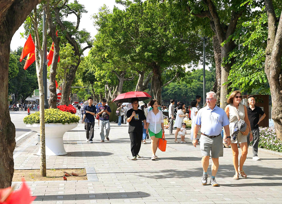 Nhiều vị khách nước ngoài thích thú trước không gian phố đi bộ, cảnh quan hồ Gươm và không khí rộn ràng của Hà Nội trong những ngày hướng tới Quốc khánh.
