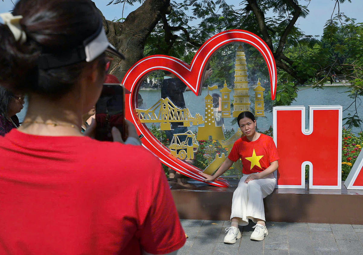 Trang phục áo cờ đỏ sao vàng để chụp ảnh, lưu giữ những kỷ niệm trong dịp Quốc khánh.