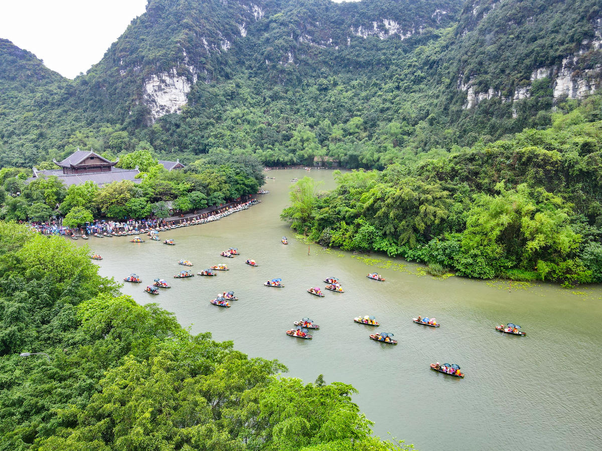 Ở bến thuyền Tràng An có hơn 2.000 người đang làm nghề chèo đò. Ảnh: Đình Minh