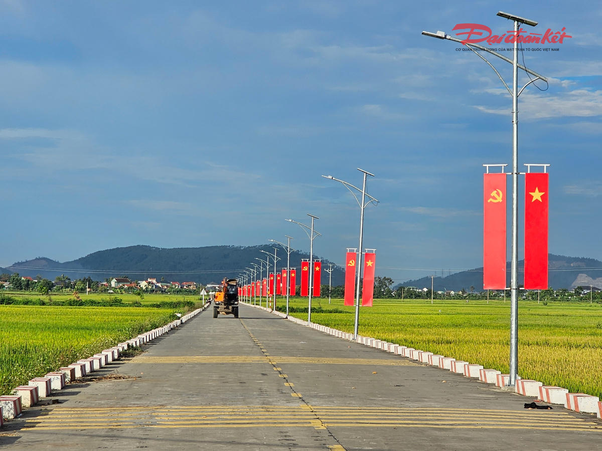 Con đường nối từ quê nội sang quê ngoại của Bác đã được đầu tư xây dựng khang trang, hiện đại. Dịp này, bên đường được trang trí nổi bật với hàng cờ Đảng, cờ Tổ quốc.