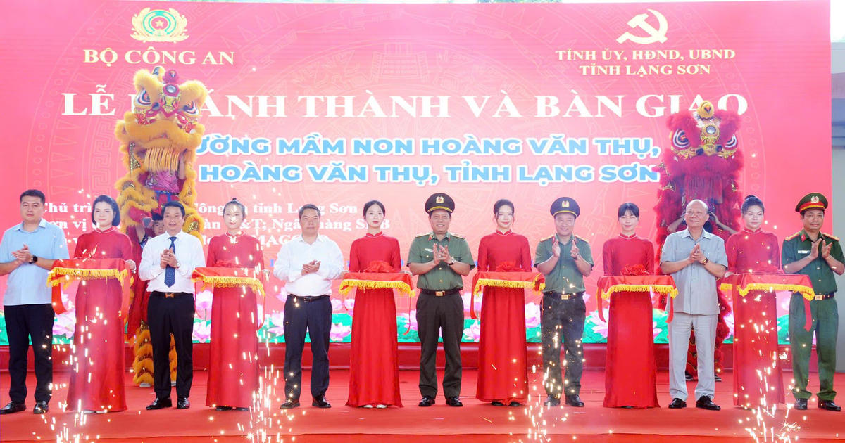 Thiếu tướng Nguyễn Hồng Nguyên, Phó Chánh văn phòng Bộ Công an (ở giữa) cùng đại diện Lãnh đạo tỉnh Lạng Sơn, Công an tỉnh Lạng Sơn và đại diện nhà tài trợ thực hiện nghi thức cắt băng khánh thành. (Ảnh: Anh Chiến)