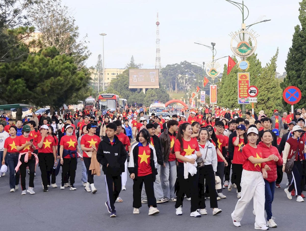 Đông đảo Đoàn viên thanh niên và người dân tỉnh Lâm Đồng, tham dự chương trình “Cùng Việt Nam tiến bước” năm 2026.