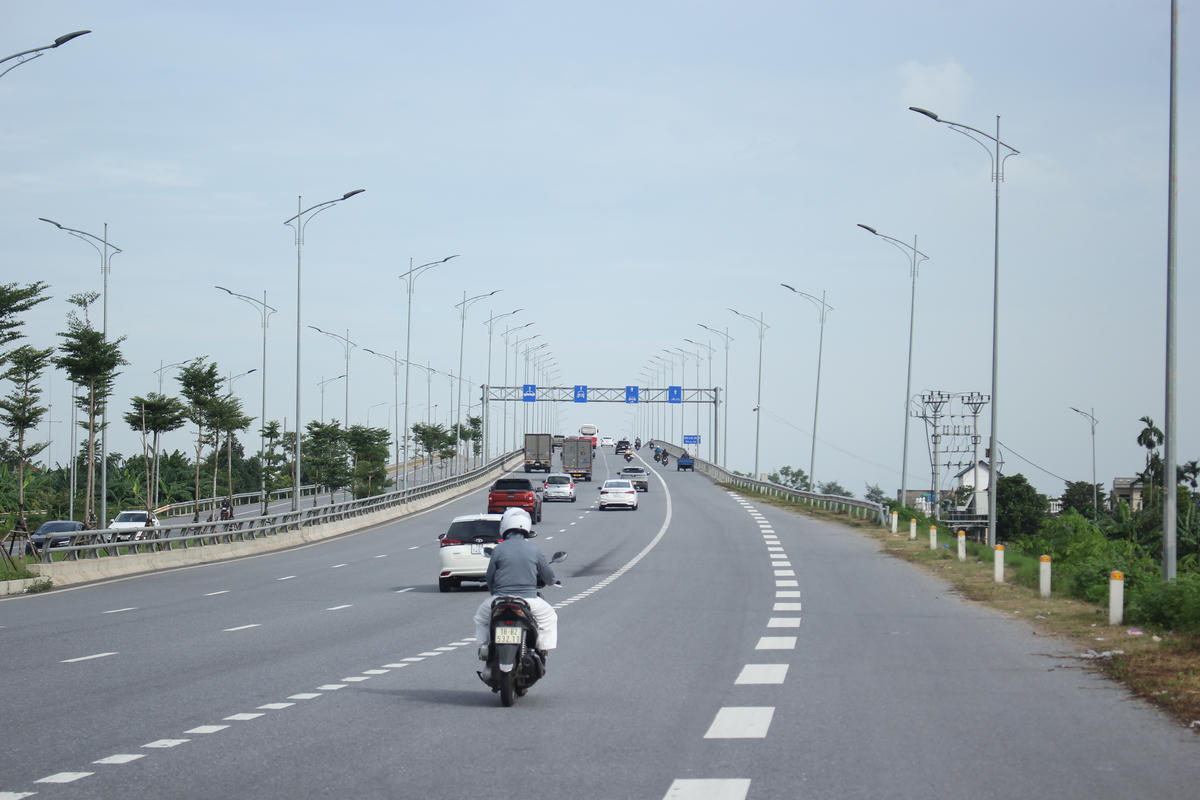 Một trong 3 hạng mục cầu vượt trên tuyến đường là cầu Lạc Quần mới bắc qua sông Ninh Cơ. Cầu được xây dựng song song với cầu Lạc Quần cũ. Ảnh: Duy Hưng.