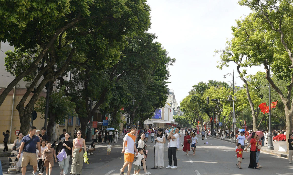 Trong ngày 30/8, khu vực hồ Hoàn Kiếm tấp nập người dân và du khách đến tham quan, dạo chơi. Không khí ngày nghỉ lễ khiến không gian quanh hồ thêm sôi động, rộn ràng.