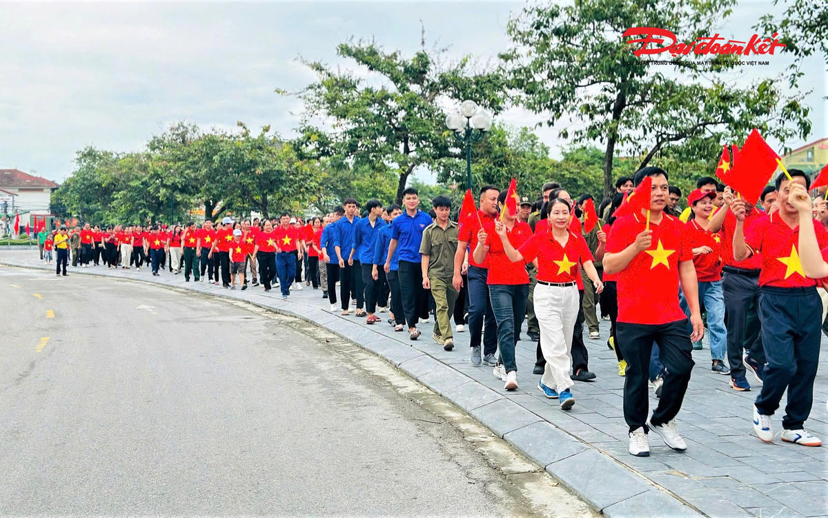 Tại xã Đại Đồng, đông đảo người dân tham gia chương trình "“Cùng Việt Nam tiến bước” năm 2026. 