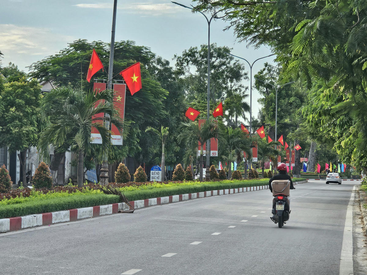 Những ngày này, các tuyến đường tại Làng Sen (xã Kim Liên, tỉnh Nghệ An) được trang trí cờ Đảng, cờ Tổ quốc, băng rôn, pano rực rỡ để đón mừng Quốc Khánh 2/9.