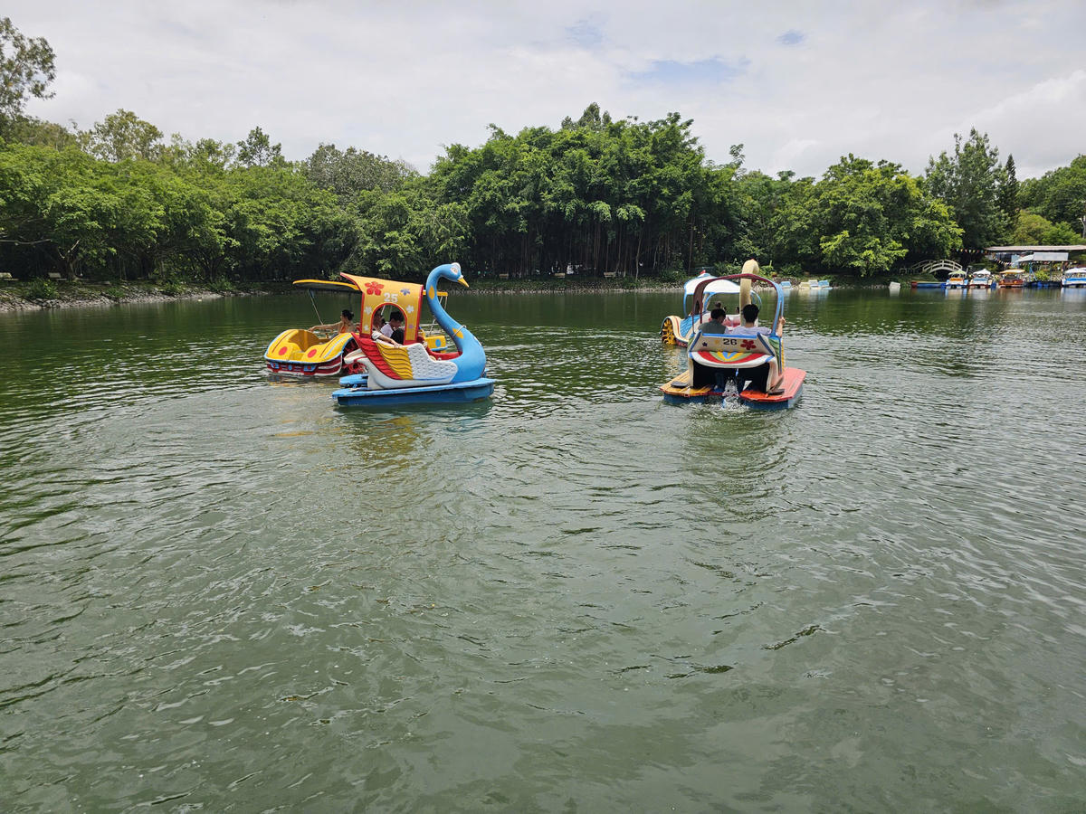 Dưới chân đồi Tức Dụp, những con đường dưới tán cây dẫn khách đến Suối Hẹn Hò, Vòm Tình Yêu, Cầu Tình Yêu, Đồi Tình Yêu và nhiều vườn hoa, hồ nước, tiểu cảnh…. sẽ là nơi nghỉ chân và chụp những bức ảnh đẹp giữa thiên nhiên hành trình khám phá hang động và tìm hiểu lịch sử. Ảnh: HA