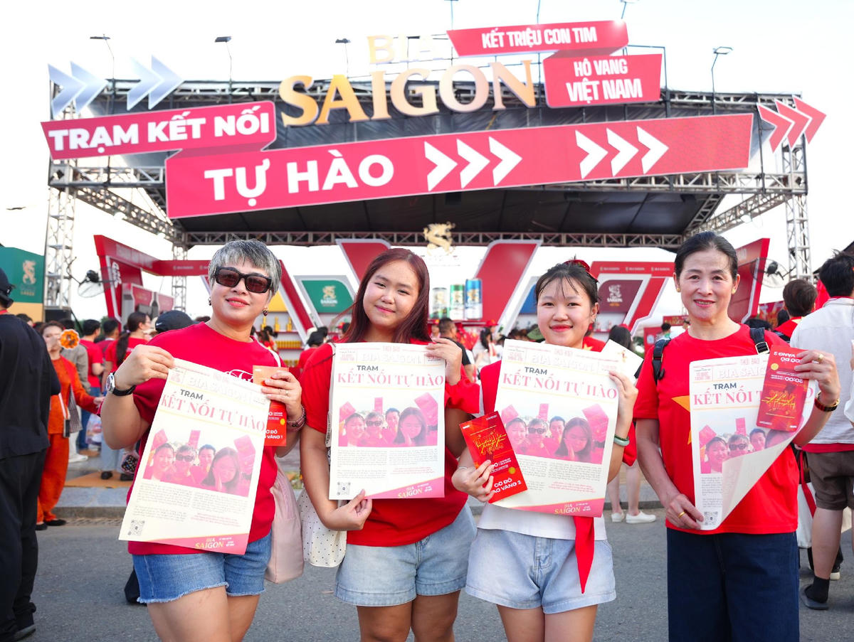 Mỗi “Bản tin tự hào” trở thành một món quà lưu giữ những kỷ niệm đáng nhớ của khán giả tại sự kiện.