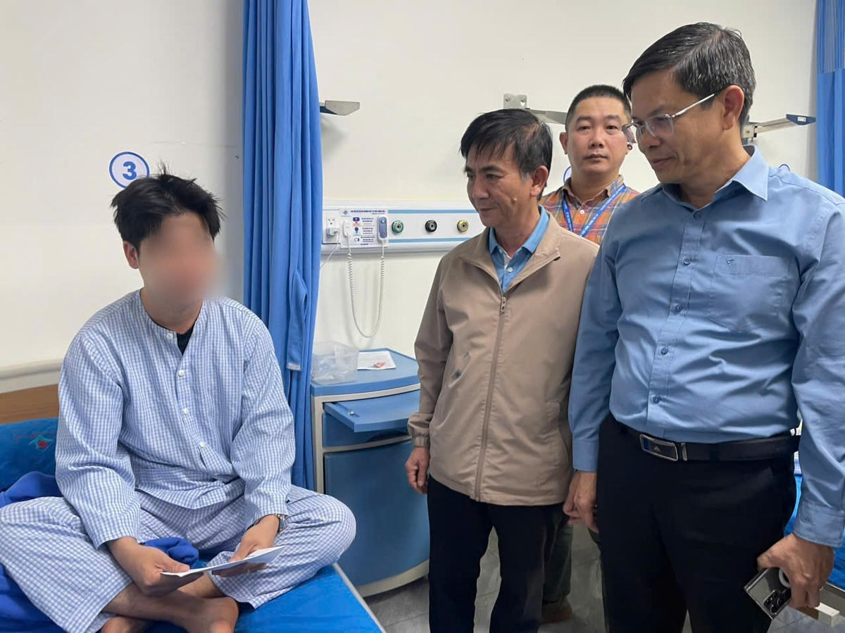 Ông Nguyễn Hữu Quế, Phó Chủ tịch UBND tỉnh Gia Lai đã đến Bệnh viện Hùng Vương Gia Lai thăm hỏi, động viên các nạn nhân. Ảnh: CĐ.