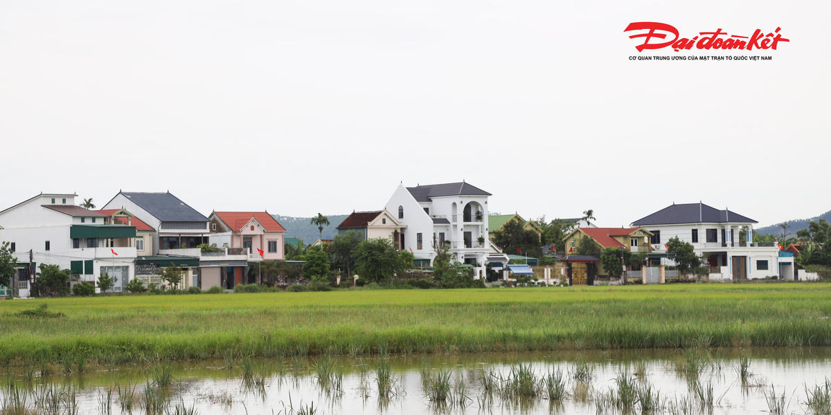 Những căn nhà khang trang của người dân Kim Liên là biểu hiện sinh động cho một diện mạo mới, khí thế mới trên quê hương Bác Hồ. Ảnh: ĐB