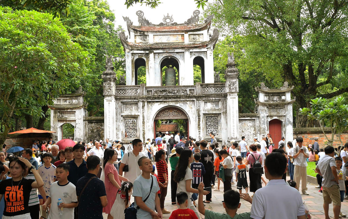 Văn Miếu - Quốc Tử Giám là điểm đến được nhiều gia đình và du khách lựa chọn trong hành trình khám phá văn hóa, lịch sử Hà Nội.