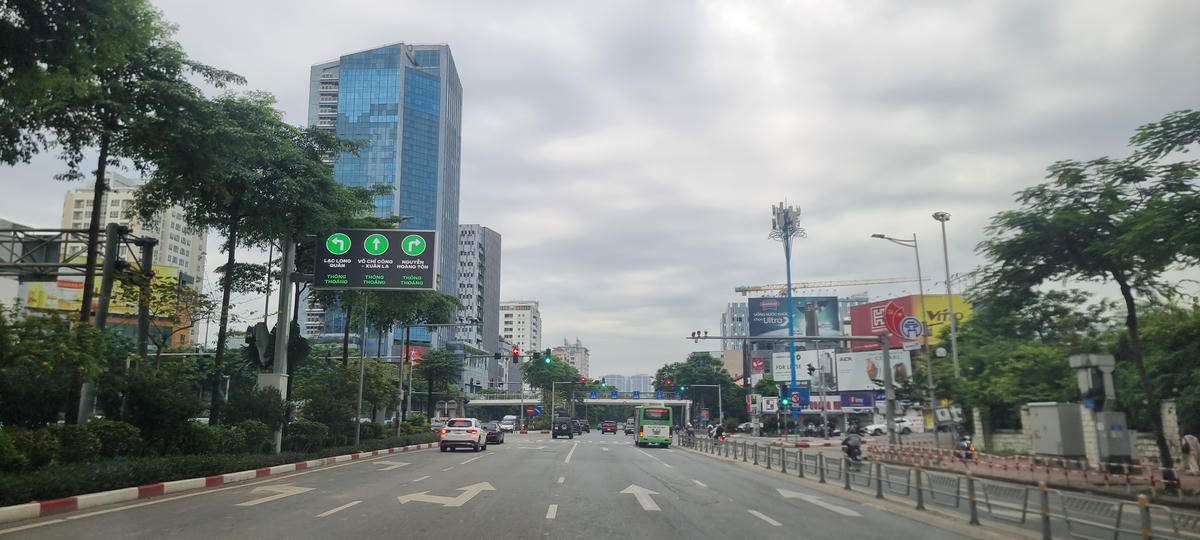 Bảng điện tử hiện thị toàn màu xanh, chỉ mức độ giao thông thông thoáng. Ảnh: Nam Anh.