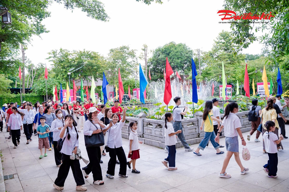 Các em học sinh từ mọi miền quê về Khu di tích Quốc gia Kim Liên tham quan. 