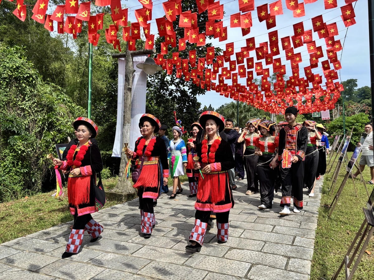 Chương trình khám phá “Sắc màu đại ngàn giữa lòng Hà Nội” ở Làng Văn hoá.