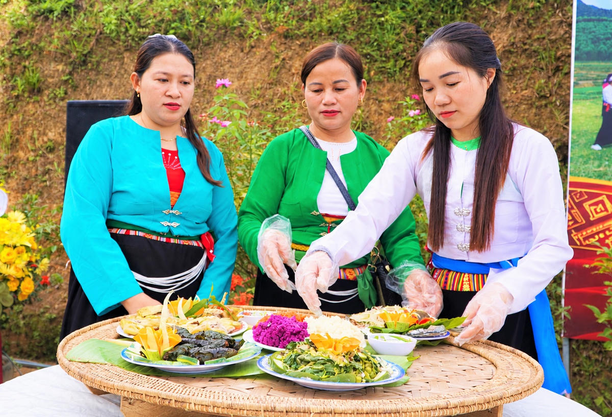 Những món ăn truyền thống của đồng bào Mường tại thôn Đồng Trầu. Ảnh: CĐ.