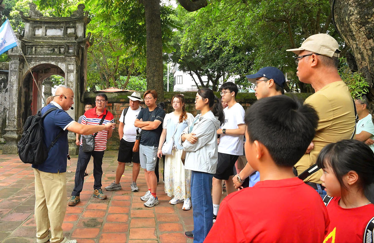 Du khách nô nức "check-in" Hà Nội dịp 2/9