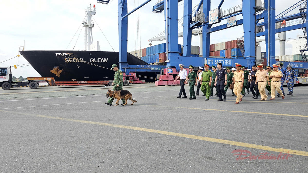 Lực lượng chức năng phối hợp tuần tra, kiểm soát tại khu vực cảng, bảo đảm an ninh, trật tự dịp Quốc khánh 2/9. Ảnh: Quang Tiến.