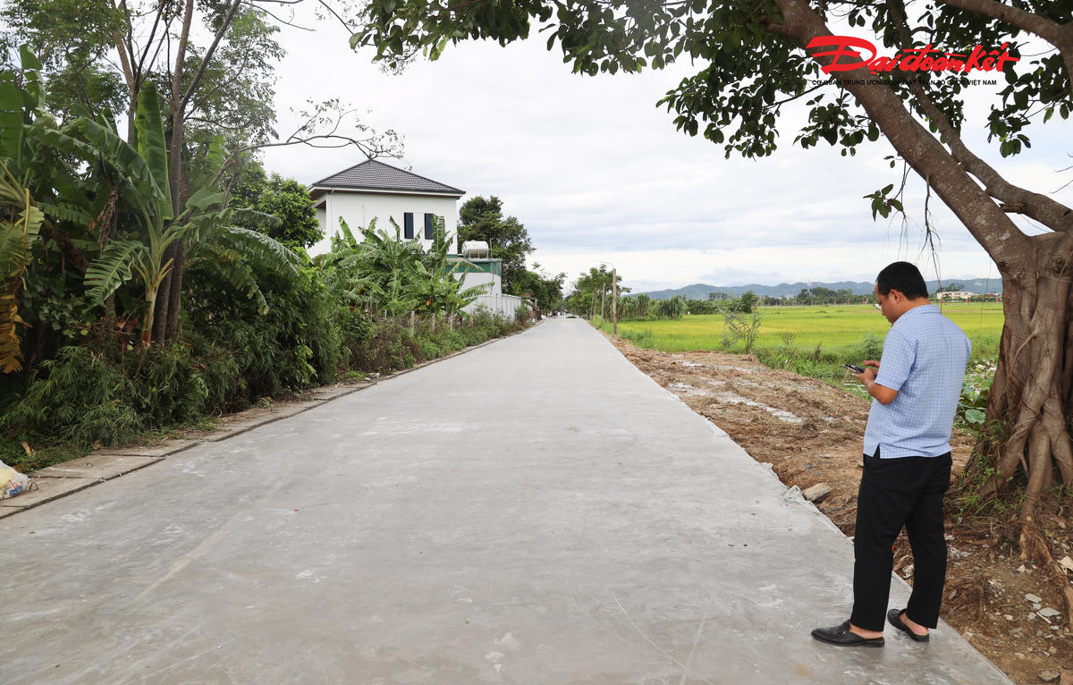 Tuyến đường bê tông tại xóm Hoàng Trù được đầu tư hơn 500 triệu đồng với phương châm nhà nước và nhân dân cùng làm. Ảnh: ĐB