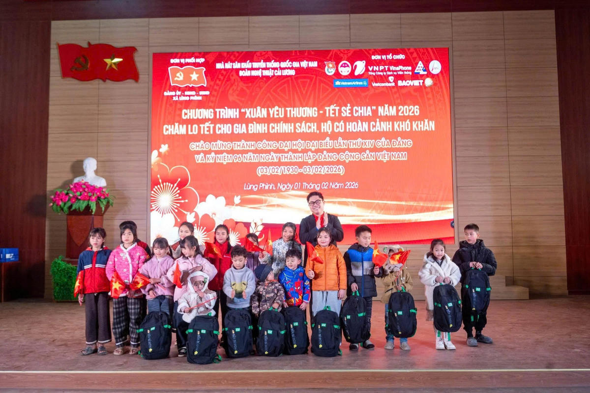 Anh Lương Quang Huy - Ủy viên Ban Chấp hành Đoàn các cơ quan Đảng Trung ương, Bí thư Đoàn Học viện Chính trị quốc gia Hồ Chí Minh trao quà cho các em học sinh có hoàn cảnh khó khăn.