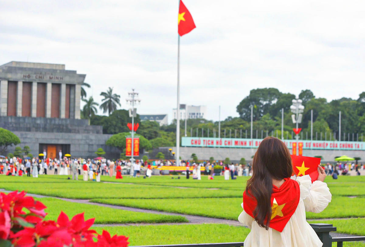 Một bạn trẻ lưu giữ những khoảnh khắc đáng nhớ tại khu vực Quảng trường Ba Đình.