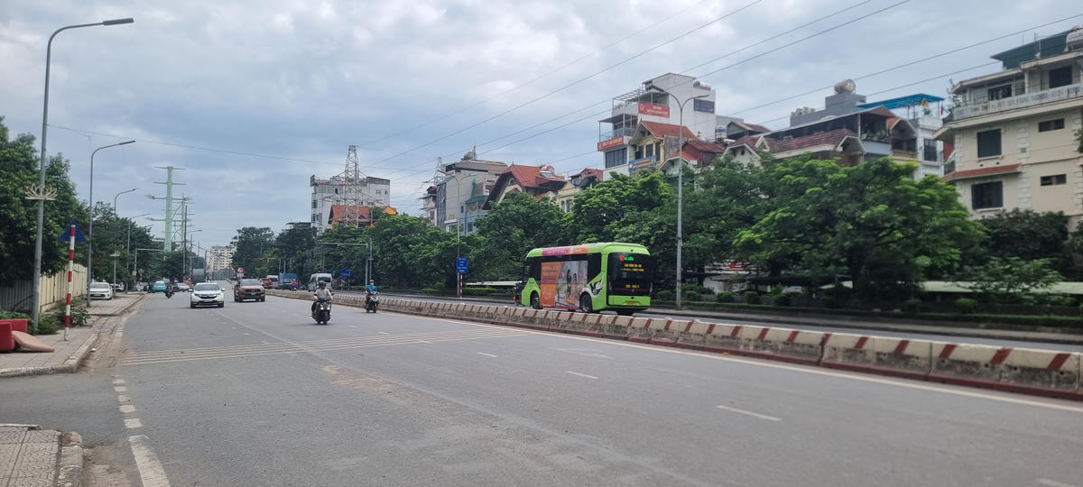 Tuyến đường Nguyễn Khoái cũng rất thông thoáng, dù ở đây đang thi công dự án cầu Trần Hưng Đạo. Ảnh: Nam Anh.
