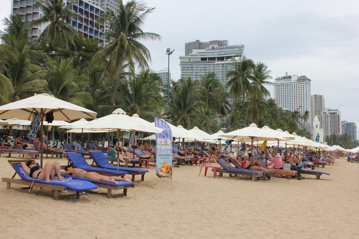 Du khách đến Nha Trang, Khánh Hòa nghỉ lễ và tắm biển rất đông.