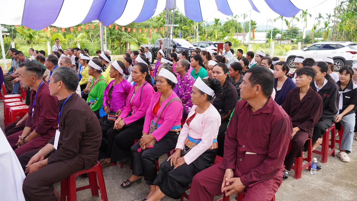 Rất đông người dân, du khách đến tham gia lễ hội Tết độc lập tại làng Mường. Ảnh: PV.
