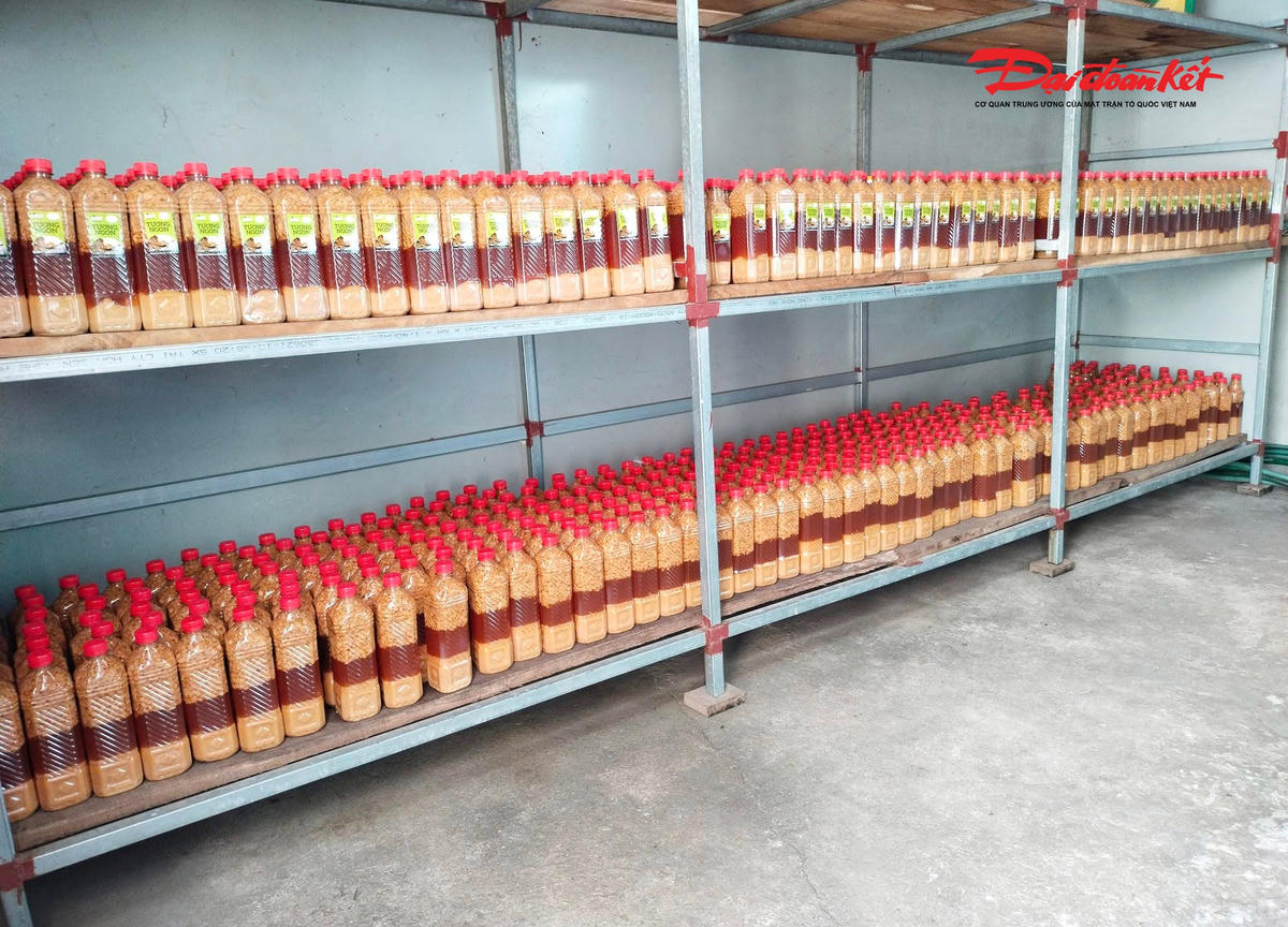 “Tương Ngon Hà Chung” của bà Bùi Thị Hà (69 tuổi), ở xóm 4, xã Kim Liên, là một đặc sản truyền thống tạo ra sinh kế ổn định. Ảnh: ĐB