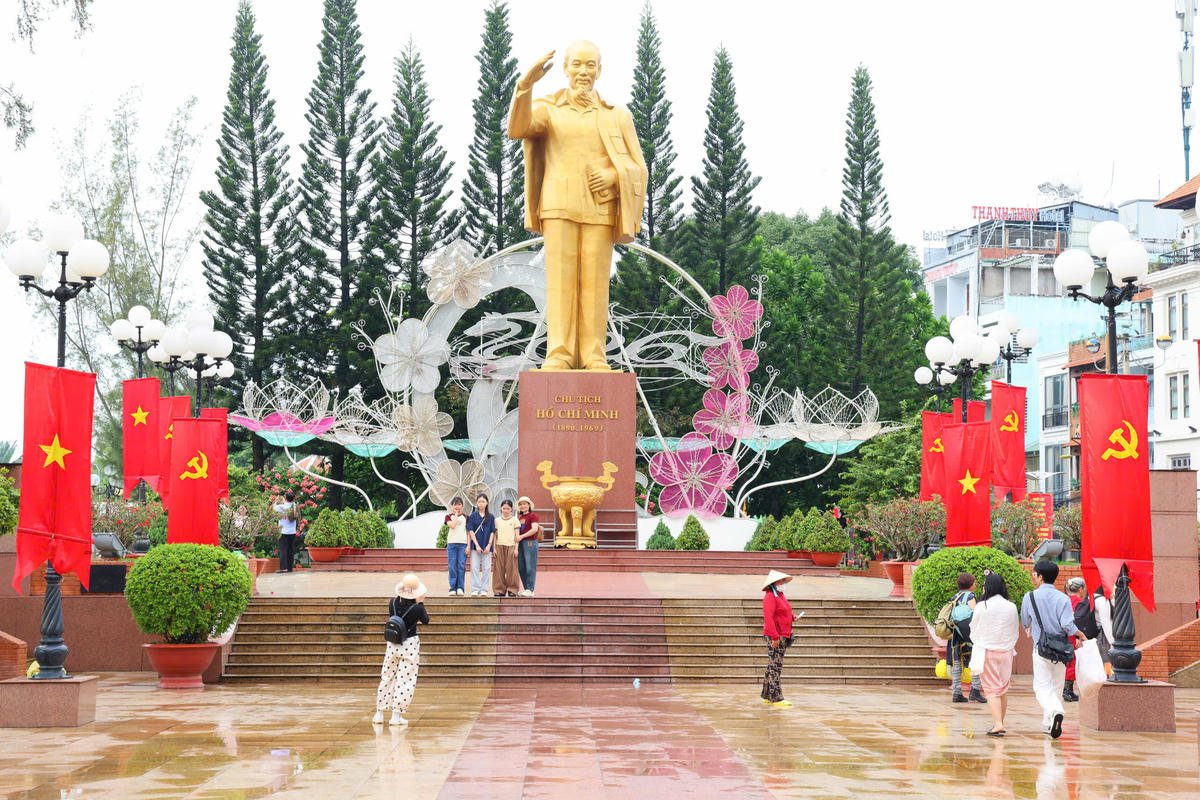 Bến Ninh Kiều ngập trong sắc cờ đỏ sao vàng. Ảnh HT