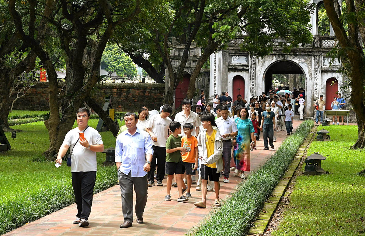 Đông đảo người dân và du khách tham quan khu di tích trong kỳ nghỉ lễ Quốc khánh.