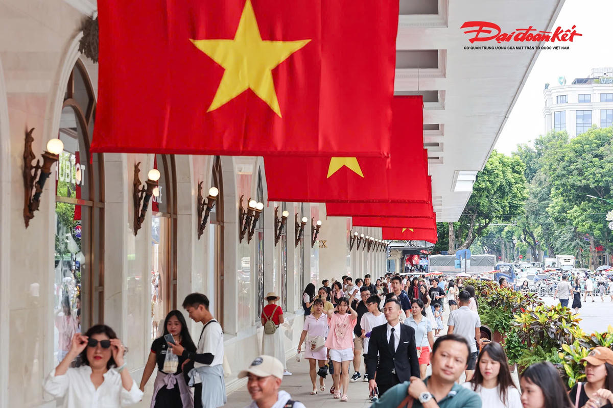 Tại khu vực phố đi bộ quanh hồ Gươm, người dân tham gia nhiều hoạt động vui chơi, giải trí. Các quán cà phê, hàng ăn và cửa hàng trong khu vực trung tâm cũng tấp nập khách.