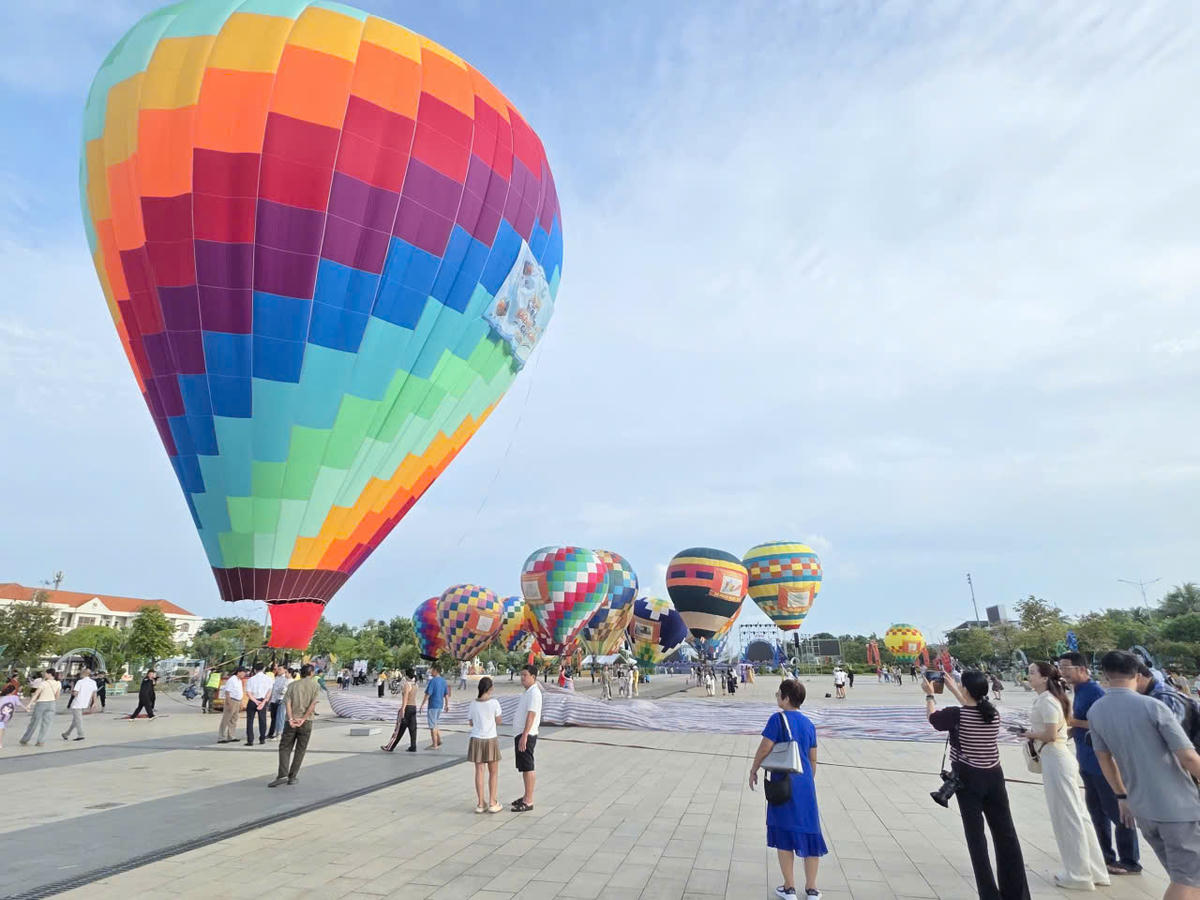 Lần đầu tiên người dân Cà Mau tận mắt ngắm khinh khí cầu lớn nhất Việt Nam bay với sức nâng lên tới 1,5 tấn. Ảnh: Nguyên Du