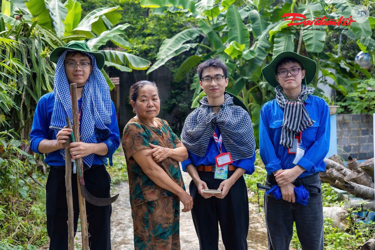 Trung Hiếu và các bạn tham gia hoạt động tình nguyện tại xã Tràng Xá, tỉnh Thái Nguyên tháng 7/2025.