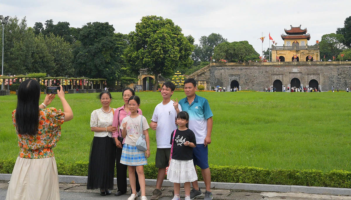 Du khách nô nức "check-in" Hà Nội dịp 2/9