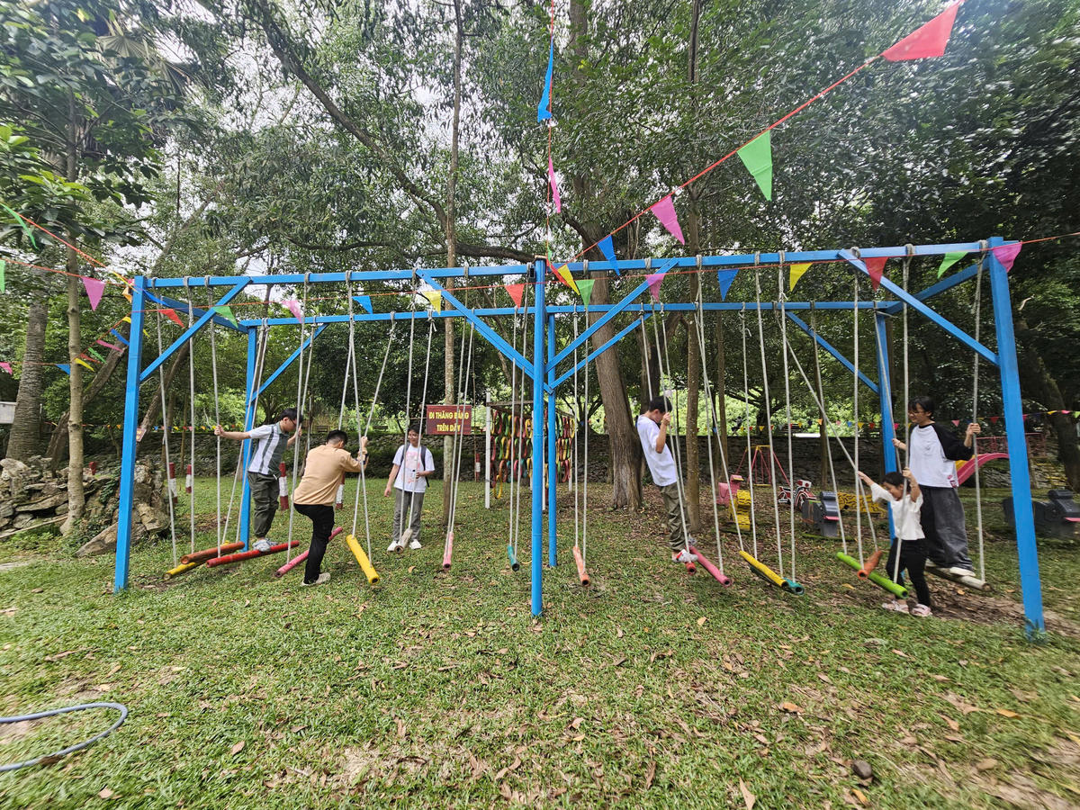 Không gian vui chơi cho trẻ em sau hành trình khám phá đồi Tức Dụp. Ảnh: H.A
