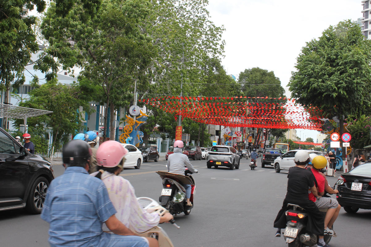 Cờ hoa được trang hoàng khắp mọi nơi, tại nhiều con đường chính của trung tâm Nha Trang chào đón Quốc khánh 2/9.
