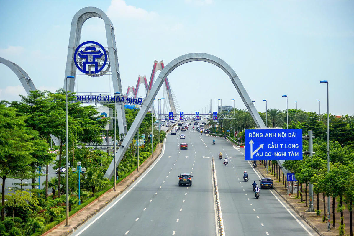 Đường Võ Chí Công hướng lên cầu Nhật Tân.
