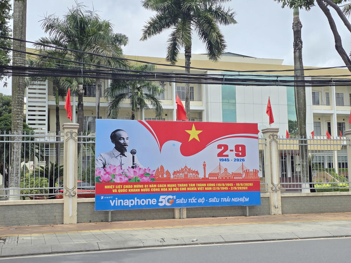 Trong không khí hướng về Quốc khánh 2/9, mỗi tuyến phố trở thành một không gian tuyên truyền trực quan, giúp người dân, đặc biệt là thế hệ trẻ hiểu và trân trọng những giá trị lịch sử được vun đắp qua nhiều thế hệ.
