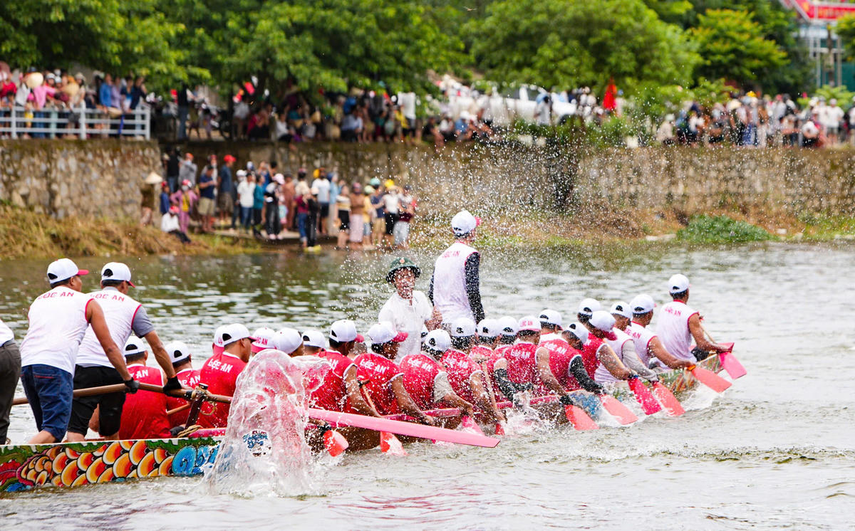 Lễ hội đua, bơi thuyền trên sông Kiến Giang và các hoạt động đã tạo nên nét đặc trưng của vùng đất Lệ Thủy trong dịp Tết Độc lập. Ảnh: PV.