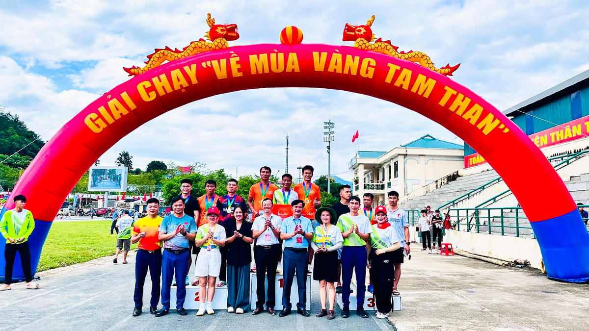 Sáng 31/8, tại sân vận động xã Than Uyên, Giải chạy “Về mùa vàng Tam Than” năm 2026 diễn ra sôi nổi với sự tham gia của 350 vận động viên. Các vận động viên tranh tài ở 2 cự ly 5km và 8,8km. Đây là hoạt động chào mừng Tết Độc lập 2/9 trên địa bàn xã.