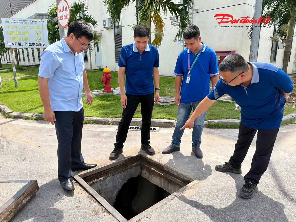 Ông Nguyễn Đức Thiện, Phó Chủ tịch UBND xã Quảng Hà (ngoài cùng bên phải) kiểm tra công tác xử lý, khắc phục sự cố rò rỉ nước thải tại Công ty TNHH Ecotextile (Việt Nam). Ảnh: Ngọc Anh