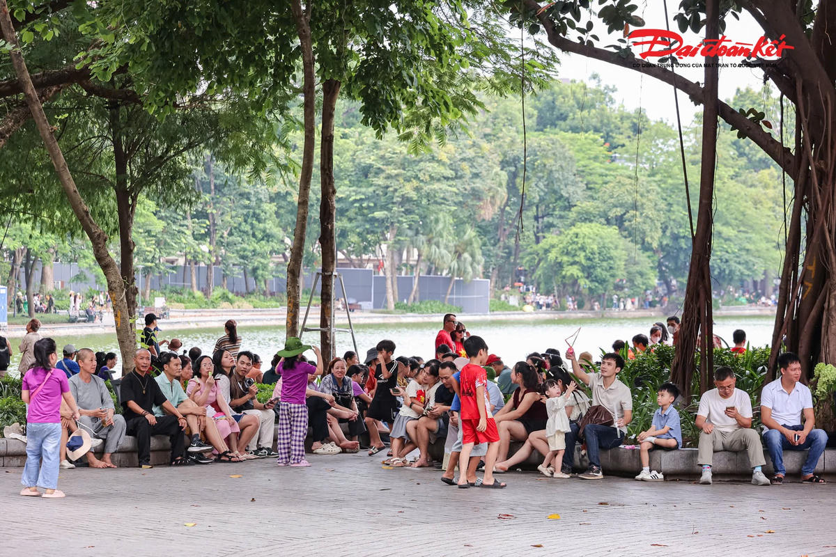 Không khí đông đúc tại các điểm tham quan cho thấy Hà Nội không chỉ là nơi người dân khởi hành trong những ngày nghỉ lễ mà còn trở thành điểm đến của chính người dân Thủ đô và du khách.