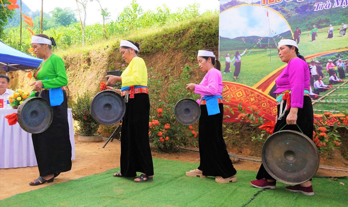Người dân đồng bào Mường trình diễn đánh chiêng tại ngày hội. Ảnh: TT.